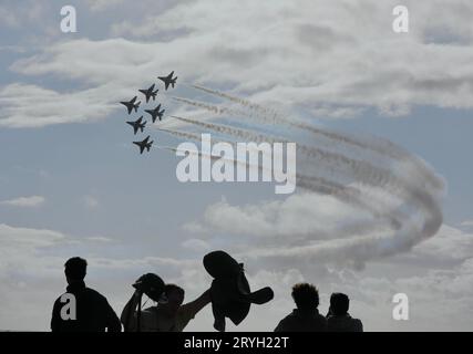 Californie, États-Unis. 1 octobre 2023. Les gens regardent le Pacific Airshow à Huntington Beach en Californie, aux États-Unis, le 30 septembre 2023. Crédit : Xinhua/Alamy Live News Banque D'Images