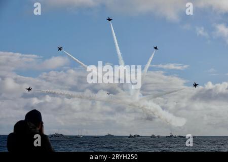 Californie, États-Unis. 1 octobre 2023. Les gens regardent le Pacific Airshow à Huntington Beach en Californie, aux États-Unis, le 30 septembre 2023. Crédit : Xinhua/Alamy Live News Banque D'Images