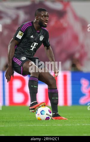 Leipzig, Allemagne. 30 septembre 2023. Football : Bundesliga, Journée 6, RB Leipzig - Bayern Munich à la Red Bull Arena. Dayot Upamecano du Bayern sur le ballon. Crédit : Jan Woitas/dpa - NOTE IMPORTANTE: conformément aux exigences de la DFL Deutsche Fußball Liga et de la DFB Deutscher Fußball-Bund, il est interdit d’utiliser ou de faire utiliser des photographies prises dans le stade et/ou le match sous forme de séquences et/ou de séries de photos de type vidéo./dpa/Alamy Live News Banque D'Images