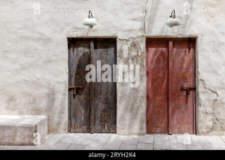 Portes de style arabe au marché traditionnel du vieux Dubaï Banque D'Images