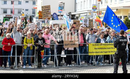 30 800.09.2023, Neuer Markt, Kaufbeuren-Neugablonz, gegendemonstration zur Wahlkampfveranstaltung der AfD in Kaufbeuren-Neugablonz, waehrend einer Wahlkampfverandemontung der AfD mit BJ?rn H?cke/Bjoern Hofritionsfritionsfertzender Afsider (Frangen) Plategen) Nordphoto GmbH/Hafner Banque D'Images