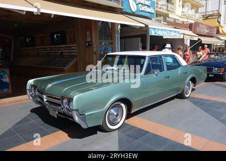 F-85 Deluxe 1966 d'Oldsmobile. Réunion de voitures anciennes à Torremolinos, Málaga, Espagne- Banque D'Images