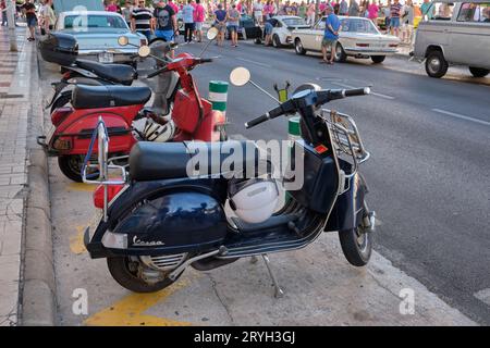 Deux Vespas garés à Torremolinos, Málaga, Espagne. Banque D'Images