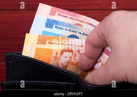 L'argent de l'Afrique du Sud dans le portefeuille noir Banque D'Images