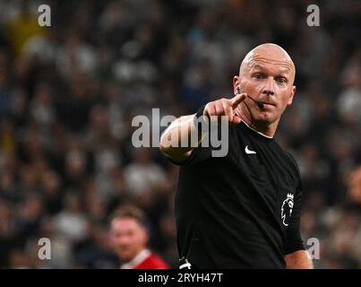 Londres, Royaume-Uni. 30 septembre 2023. Arbitre Simon Hooper pendant le match. Match de Premier League, Tottenham Hotspur contre Liverpool au Tottenham Hotspur Stadium à Londres le samedi 30 septembre 2023. Cette image ne peut être utilisée qu'à des fins éditoriales. Usage éditorial seulement photo de Sandra Mailer/Andrew Orchard photographie sportive/Alamy Live News crédit : Andrew Orchard photographie sportive/Alamy Live News Banque D'Images