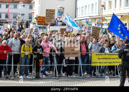 30 800.09.2023, Neuer Markt, Kaufbeuren-Neugablonz, gegendemonstration zur Wahlkampfveranstaltung der AfD in Kaufbeuren-Neugablonz, waehrend einer Wahlkampfverandemontung der AfD mit BJ?rn H?cke/Bjoern Hofritionsfritionsfertzender Afsider (Frangen) Plategen) Nordphoto GmbH/Hafner Banque D'Images