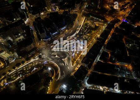 Vue aérienne par drone du paysage urbain de Nicosie à Chypre la nuit. Villes européennes Banque D'Images