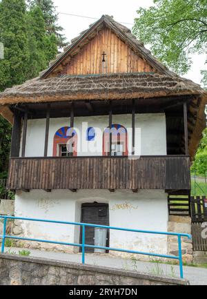 Maison en pierre avec toit en paille. Bâtiment préservé construit en utilisant la technologie traditionnelle. Banque D'Images