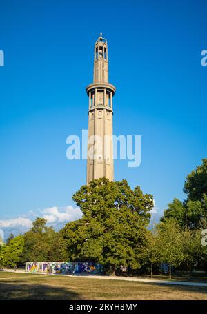 La Tour Perret (la Tour Perret ou le Tour pour regarder les montagnes) de 95m de haut dans le Parc Paul Mistral, Grenoble. Datant de 1925, il a été le premier à Banque D'Images