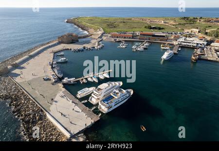 Paysage de drone aérien yacht marina. Vue de dessus de drone. Port de Paphos, Chypre, Europe Banque D'Images