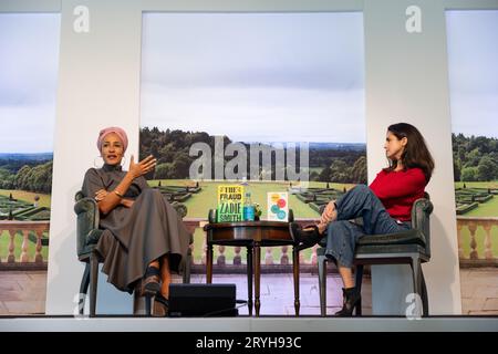 Zadie Smith, romancière anglaise, premier roman, White Teeth, interviewé par Nerve Emre au Clivden Literary Festival, Berkshire, Angleterre, Royaume-Uni Banque D'Images