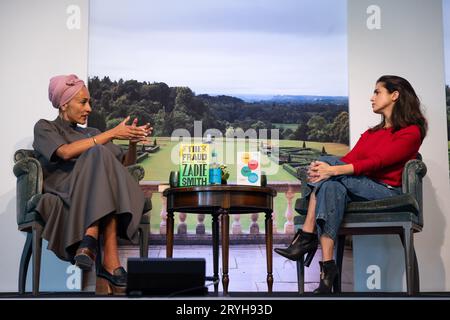 Zadie Smith, romancière anglaise, premier roman, White Teeth, interviewé par Nerve Emre au Clivden Literary Festival, Berkshire, Angleterre, Royaume-Uni Banque D'Images