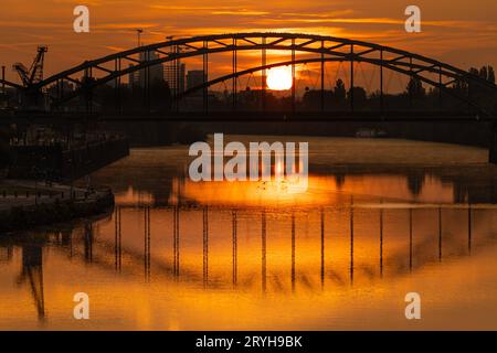 Sonnenaufgang Die sonne geht auf hinter der Deutschherrnbrücke, mort à Frankfurt über den main führt. Frankfurt am main Hessen Deutschland *** lever de soleil le soleil se lève derrière le pont Deutschherrn, qui traverse la rivière main à Francfort Frankfurt am main Hesse Allemagne 2023-10-01 ffm sonnenaufgang 01 crédit : Imago/Alamy Live News Banque D'Images