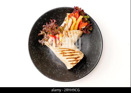 Gyros souvlaki wraps dans du pain pita avec poulet, pommes de terre et sauce tzatziki isolé. Photo de haute qualité Banque D'Images