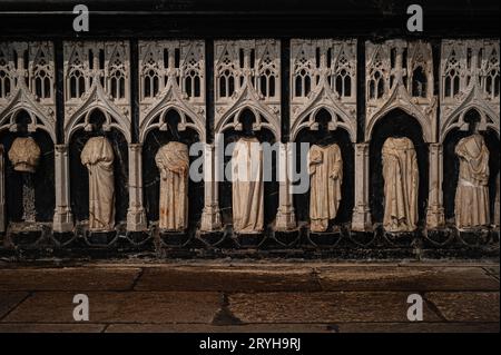 Statues décapitées pendant la Révolution française de 1789. Les pleureurs ou les balayeurs, maintenant sans tête, sous des auvents en trèfle élaborés, sculptés sur un tombeau en marbre gothique orné partagé par Olivier V de Clisson (1336-1407), connétable de France, et sa seconde épouse, Marguerite de Rohan (Marguerite de Rohan) (1330-1406). Dans une chapelle dédiée à Sainte Marguerite dans la Basilique notre-Dame du Roncier ou église notre-Dame du Roncier, à Josselin, Morbihan, Bretagne, France. Banque D'Images