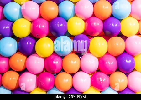 Ballons colorés arrière-plan - photo réelle, concept de célébration, fête, heureux, surprise. Banque D'Images