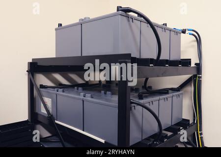 La tension nette dans la salle des serveurs est protégée par une technologie de batterie de module UPS avancée. Banque D'Images