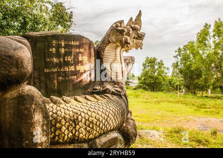 Statue de dragon avec écriture khmère. Parc national de Ream, province de Preah Sihanouk, Cambodge. © Kraig Lieb Banque D'Images