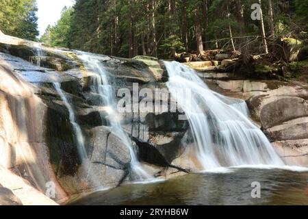 Chute d'eau de Mumlava près de la ville de Harrachov dans les montagnes de Krkonose Banque D'Images