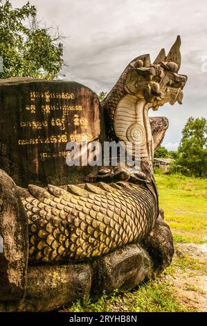 Statue de dragon avec écriture khmère. Parc national de Ream, province de Preah Sihanouk, Cambodge. © Kraig Lieb Banque D'Images