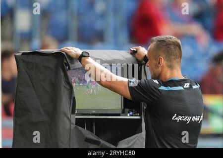 Cracovie, Pologne. 28 septembre 2023. L'arbitre Jaroslaw Przybyl de Pologne vu lors du match de football Fortuna Polish Cup 2023/2024 entre Wisla Krakow et Lechia Gdansk au stade municipal de Cracovie. Score final ; Wisla Krakow 1:1 (2:1) Lechia Gdansk. Crédit : SOPA Images Limited/Alamy Live News Banque D'Images