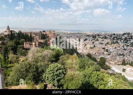 Vue sur l'Alhambra, la forêt et l'Albaicin depuis le Generalife Banque D'Images