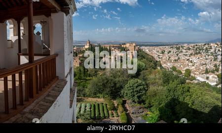 Vue sur l'Alhambra, les vergers et le quartier Albaicin depuis le Generalife Banque D'Images