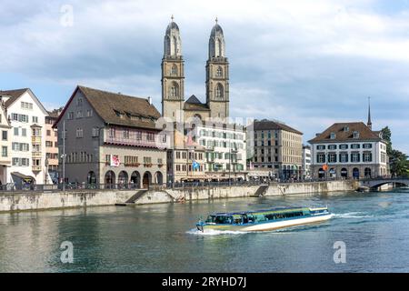 Église de Grossmünster et bateau de croisière sur la rivière Limmat, Pont de Grossmünster, Altstadt (vieille ville), ville de Zürich, Zürich, Suisse Banque D'Images