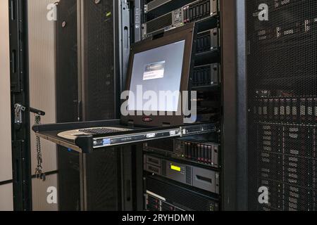 Le clavier du terminal dans la salle des serveurs permet un accès facile aux données et informations critiques - Moscou, Russie, 30 mars 2019 Banque D'Images