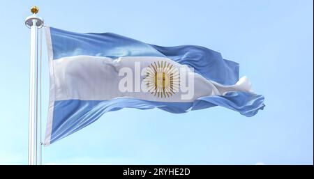 Le drapeau argentin flotte dans le vent par une journée ensoleillée Banque D'Images