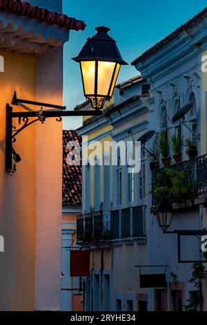 Belle rue avec des maisons historiques de style colonial et lanterne Banque D'Images