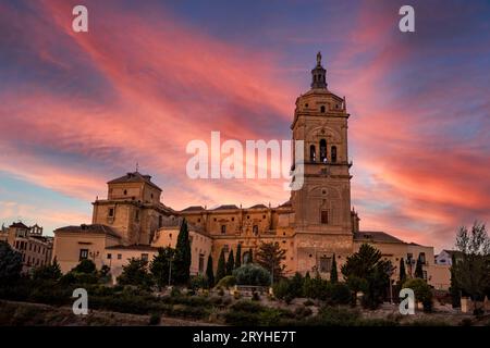 Cathédrale Guadix, Grenade, Andalousie, Espagne, à l'aube avec ciel rose Banque D'Images