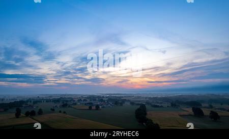 Vue aérienne d'un ciel nocturne sur les champs couvert avec des nuages de tempête de tonnerre entrant sur le lever ou le coucher du soleil, pris avec Banque D'Images