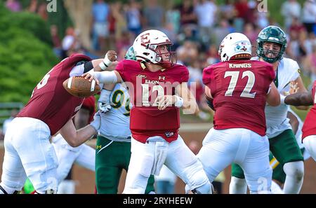 30 septembre 2023 : Matthew Downing (12), senior de l'Université Elon, passe le ballon contre William et Mary. Match de football NCAA entre l'Université William Mary et l'Université Elon, au Rhodes Stadium, Elon, Caroline du Nord. David Beach/CSM Banque D'Images