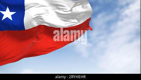 Le drapeau national du Chili flotte dans le vent par une journée ensoleillée Banque D'Images