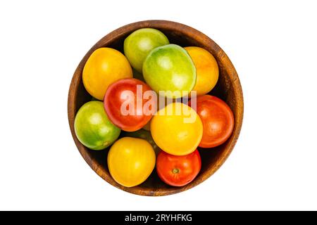 Vue de dessus des tomates cerises mûres colorées dans un bol en bois isolé sur fond blanc. Banque D'Images