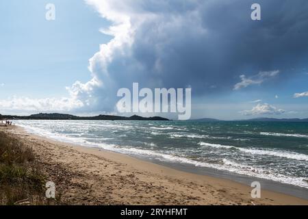 Plage de Punta Ala, nature sauvage et mer cristalline. Maremma, Italie. Banque D'Images