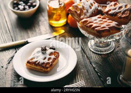 Pâtisseries maison sur la table joliment servie décorée dans un style rustique Banque D'Images