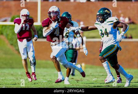 30 septembre 2023 : Chandler Brayboy (4 ans), junior de l'Université Elon, court le ballon. Match de football NCAA entre l'Université William Mary et l'Université Elon, au Rhodes Stadium, Elon, Caroline du Nord. David Beach/CSM Banque D'Images