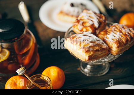 Pâtisseries maison sur la table joliment servie décorée dans un style rustique Banque D'Images