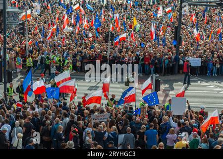 Warszawa, Pologne - 1.10.2023 : foule de gens avec des drapeaux polonais lors d'un rassemblement dans la ville. Marsz Miliona Serc. Donald Tusk Banque D'Images