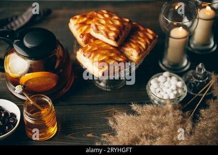 Pâtisseries maison sur la table joliment servie décorée dans un style rustique Banque D'Images