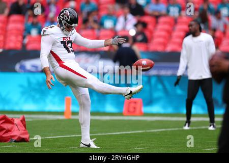 Stade de Wembley, Londres, Royaume-Uni. 1 octobre 2023. NFL UK football, Atlanta Falcons contre Jacksonville Jaguars ; Atlanta Falcons Bradley Pinion P (13) coup de pied pendant l'échauffement crédit : action plus Sports/Alamy Live News Banque D'Images