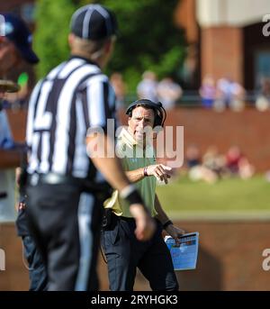 30 septembre 2023 : Tony Trisciani est l'entraîneur de football de l'Université Elon. Match de football NCAA entre l'Université William Mary et l'Université Elon, au Rhodes Stadium, Elon, Caroline du Nord. David Beach/CSM (image de crédit : © David Beach/Cal Sport Media) Banque D'Images