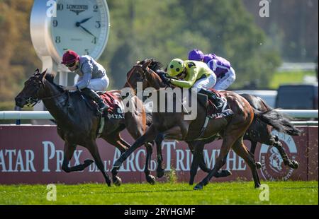 Paris, France, dimanche 1 octobre 2023. Rosallion et Sean Levey remportent le Qatar Prix Jean-Luc Lagardere pour l’entraîneur Richard Hannon et le propriétaire Sheik Mohammed Obaid Al Maktoum. Crédit JTW Equine Images / Alamy Live News Banque D'Images