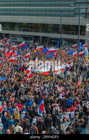 Warszawa, Pologne - 1.10.2023 : foule de gens avec des drapeaux polonais lors d'un rassemblement dans la ville. Marsz Miliona Serc. Donald Tusk Banque D'Images