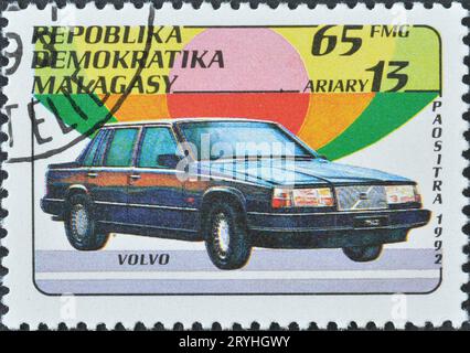 Timbre-poste annulé imprimé par Madagascar, qui montre Volvo, vers 1992. Banque D'Images