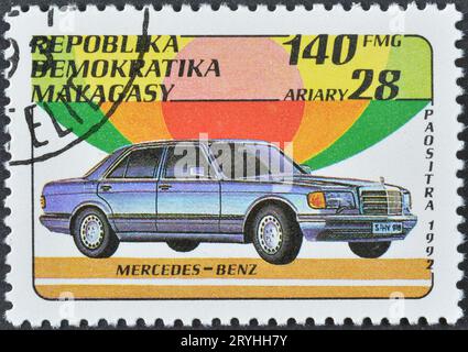 Timbre-poste annulé imprimé par Madagascar, qui montre Mercedes Benz, vers 1992. Banque D'Images