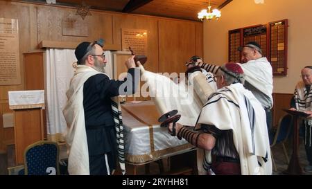 La cérémonie Hagbahah (levée du Sefer Torah) lorsqu'un congent est appelé à la bimah (Bureau de lecture) dans une synagogue, à la fin de la lecture de portions du rouleau de la Torah qui le soulève alors haut dans une position ouverte comme le reste de la congrégation le dit en hébreu « Ceci est la Torah que Moïse a mis devant les enfants d’Israël, selon le commandement de Hashem par la main de Moïse, il est alors suivi par la Gélila (roulement du rouleau) quand un autre congrégation est appelé à faire cet honneur. L'image montre cet événement dans une petite congrégation dans les West Midlands (Solihul Banque D'Images