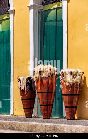 Tambours décorés également appelés atabaques dans les rues de Pelourinho Banque D'Images